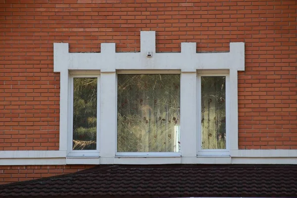 Jedno Duże Białe Okno Czerwonej Ceglanej Ścianie Domu Ulicy — Zdjęcie stockowe