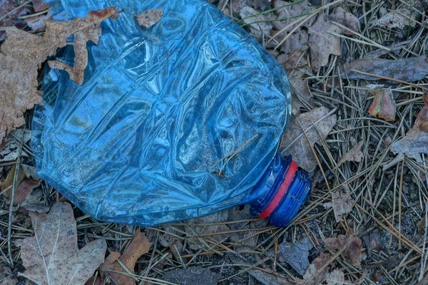Basura Pedazo Botella Plástico Azul Encuentra Hojas Marrones Secas —  Fotos de Stock