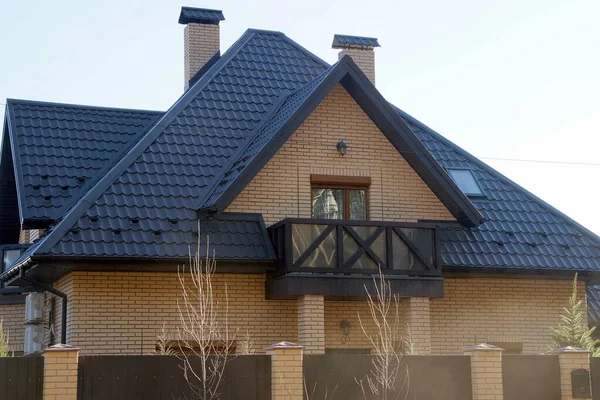 Fachada Una Casa Ladrillo Marrón Con Balcón Madera Ventanas Bajo —  Fotos de Stock