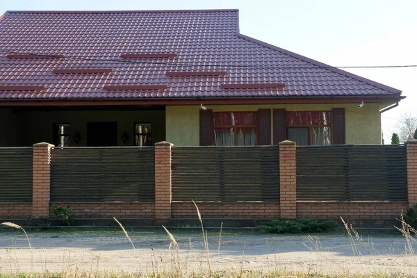 Façade Une Maison Privée Avec Fenêtres Sous Toit Carrelé Rouge — Photo