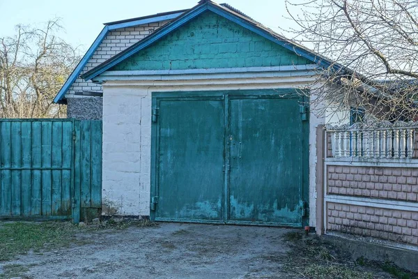Metal Kapısı Sokakta Çiti Olan Beyaz Tuğladan Bir Garaj — Stok fotoğraf