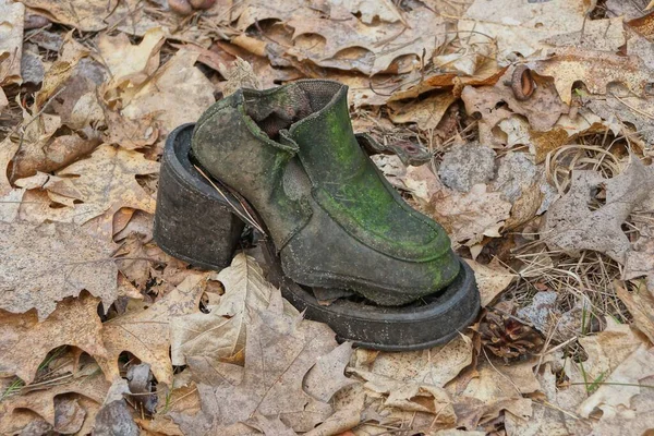 신발에서 나오는 쓰레기는 자연적으로 — 스톡 사진