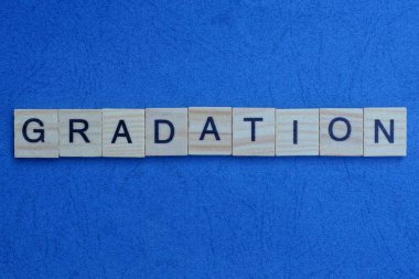  Gri harflerden yapılan not mavi bir arkaplanda yatıyor.