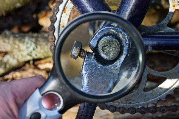 Lupa Mão Aumenta Pedal Ferro Cinza Quebrado Uma Bicicleta — Fotografia de Stock