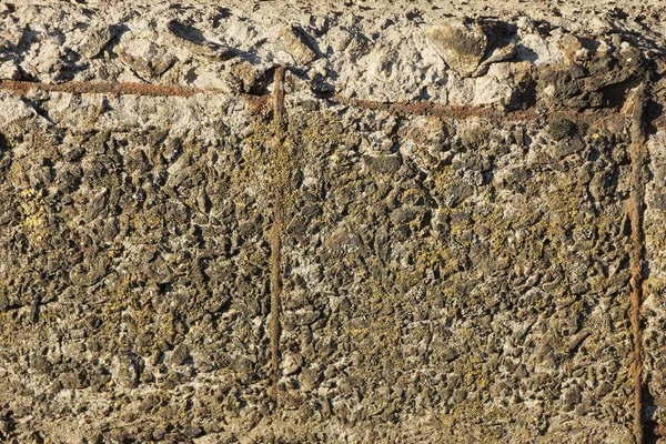 Текстура Сірого Каменю Старої Бетонної Стіни Коричневою Іржавою Залізною Арматурою — стокове фото
