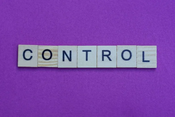 Controle Palavra Letras Madeira Encontra Backgound Vermelho — Fotografia de Stock