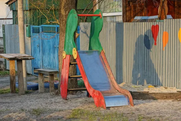 Playground Livre Com Uma Corrediça Metal Colorido Fica Areia Perto — Fotografia de Stock