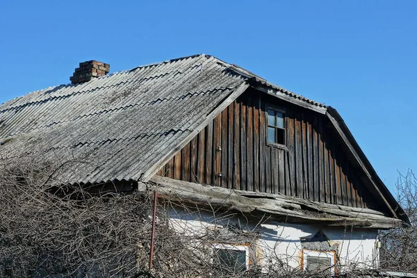 Старый Коричневый Деревянный Чердак Сельского Дома Небольшим Окном Серой Крышей — стоковое фото