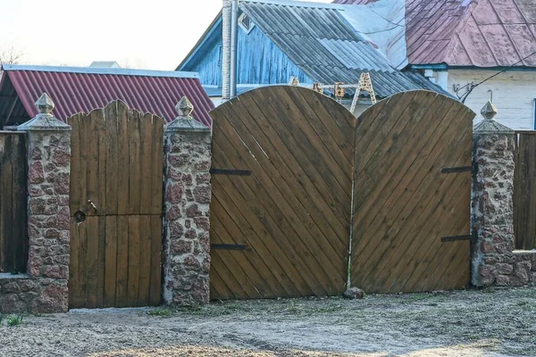Закрытые Коричневые Ворота Дверь Деревянных Досок Камней Сельской Улице — стоковое фото