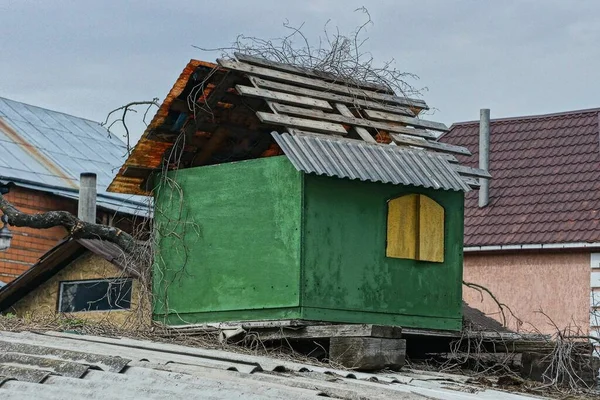 Vecchio Loft Decorativo Verde Tavole Legno Contro Cielo Grigio Strada — Foto Stock