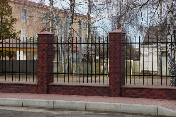 Część Ściany Ogrodzenia Czarnych Prętów Żelaza Czerwonych Cegieł Ulicy — Zdjęcie stockowe