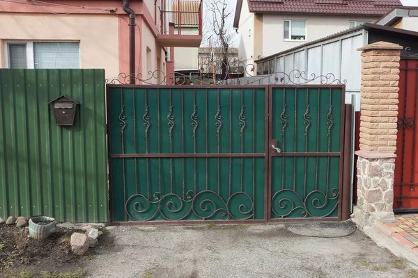 Zamknięty Zielony Prywatny Metalowy Brama Żelazny Kuty Wzór Część Ogrodzenia — Zdjęcie stockowe