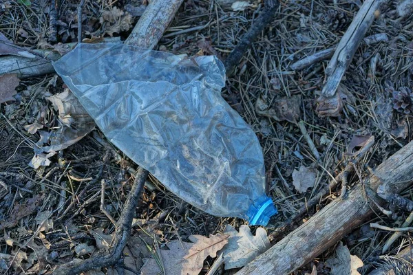 Lixo Uma Parte Uma Garrafa Plástica Velha Encontra Grama Cinza — Fotografia de Stock