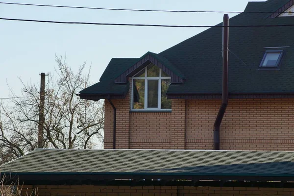 Una Gran Ventana Blanca Ático Ladrillo Marrón Una Casa Bajo —  Fotos de Stock