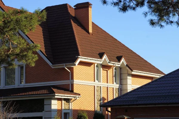 Parte Uma Grande Casa Privada Com Janelas Sob Telhado Azulejo — Fotografia de Stock