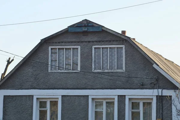 Fachada Una Casa Rural Gris Con Ventanas Blancas Contra Cielo — Foto de Stock