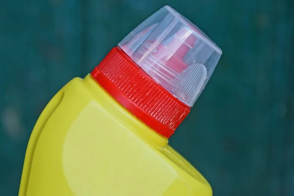 Tappo Bianco Una Bottiglia Plastica Colorata Uno Sfondo Verde — Foto Stock