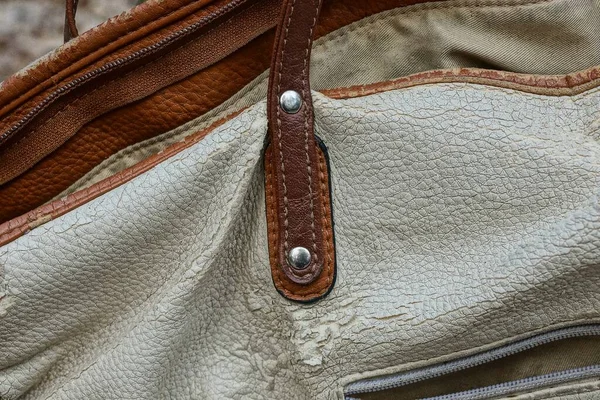 Harnais Marron Avec Rivets Métal Gris Sur Vieux Sac Cuir — Photo