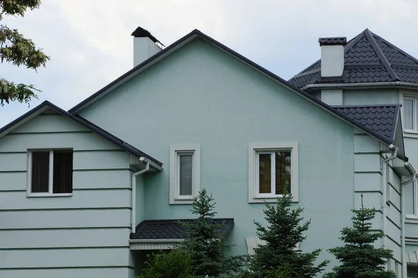 Façade Une Grande Maison Privée Avec Mur Vert Des Fenêtres — Photo