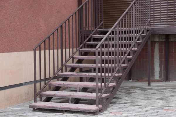 Escalera Hierro Marrón Con Escalones Madera Calle Contra Una Pared — Foto de Stock