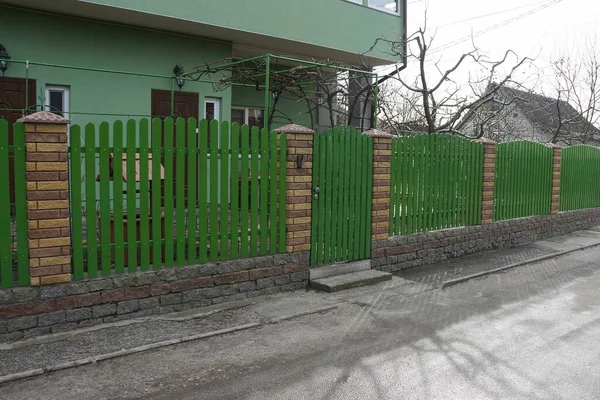 Частный Забор Закрытая Дверь Зеленых Деревянных Досок Коричневого Кирпича Улице — стоковое фото