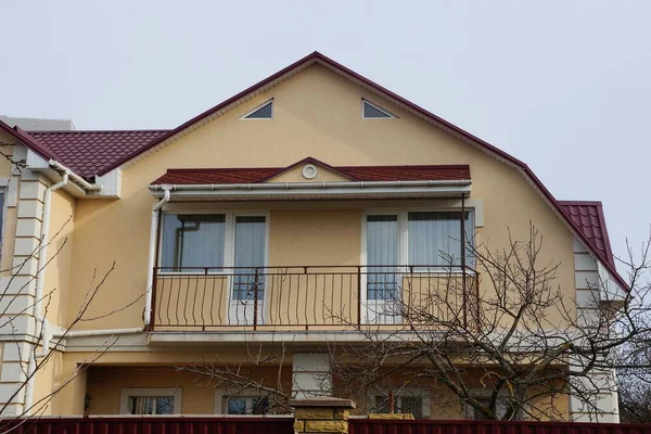 Gri Gökyüzüne Karşı Açık Siyah Demir Bir Balkonu Olan Kahverengi — Stok fotoğraf