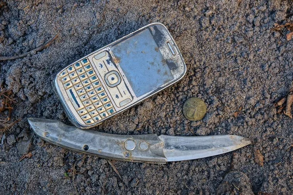 通りの灰色の地面にレトロな電話と鉄の折りたたみナイフと古い銅ボタンのセット — ストック写真