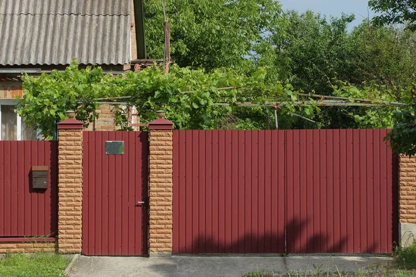 Red Metal Gate Closed Door Rural Street Sunny Day — Stock Photo, Image