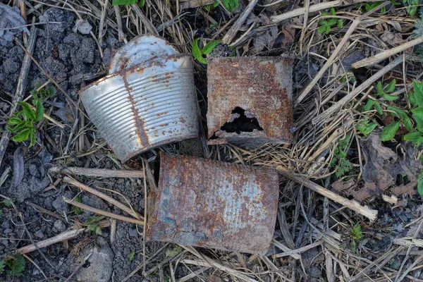 Müll Aus Drei Alten Rostigen Kanistern Liegt Auf Dem Boden — Stockfoto