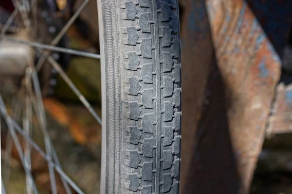 Parte Uma Roda Feita Pneu Borracha Preta Raios Metal Cinza — Fotografia de Stock