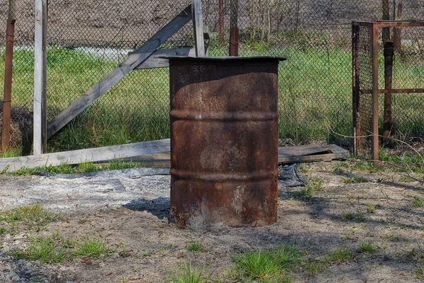 Kahverengi Pas Içinde Büyük Eski Bir Demir Fıçı Gri Zemin — Stok fotoğraf
