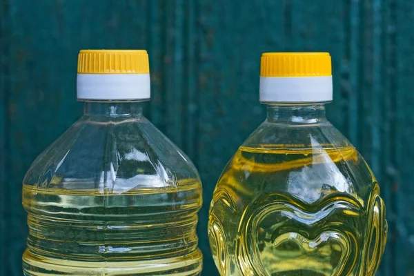 Duas Garrafas Plásticas Fechadas Com Óleo Girassol Amarelo Fundo Verde — Fotografia de Stock