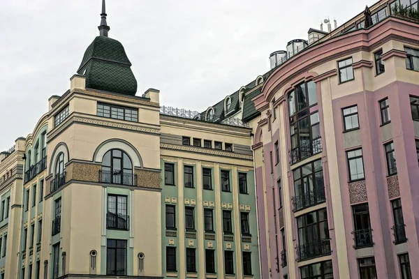 Високі Будинки Зеленими Рожевими Вікнами Міській Вулиці Тлі Сірого Неба — стокове фото