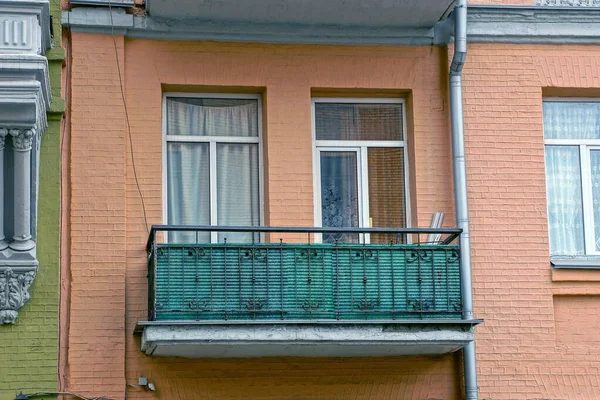 Один Старый Открытый Зеленый Железный Балкон Черным Кованым Железом Узор — стоковое фото