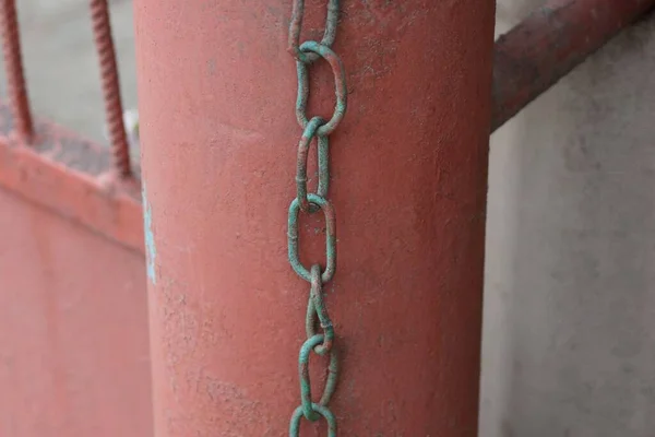 Old Iron Chain Hanging Red Metal Pipe Street — Stock Photo, Image