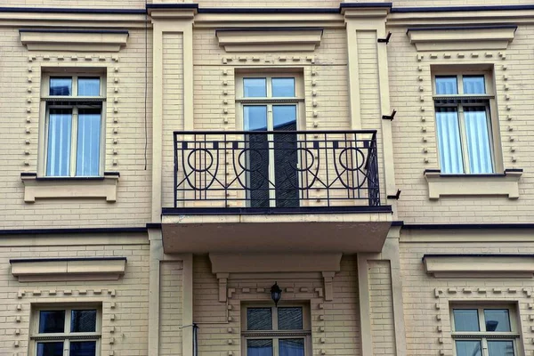 Один Открытый Черный Железный Балкон Кованым Рисунком Коричневой Кирпичной Стене — стоковое фото