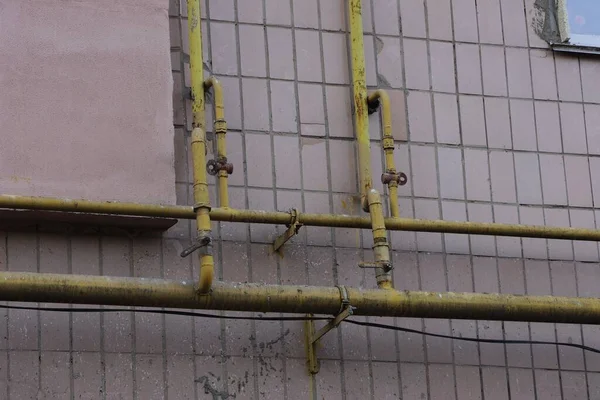 Velhos Tubos Ferro Gás Amarelo Sujo Uma Parede Marrom Edifício — Fotografia de Stock