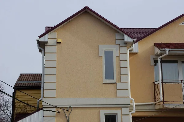 Brauner Dachboden Mit Einem Weißen Fenster Der Betonwand Eines Großen — Stockfoto