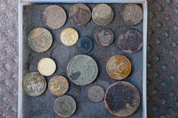 Набір Старих Брудних Монет Квадратній Пластиковій Коробці Коричневому Столі — стокове фото