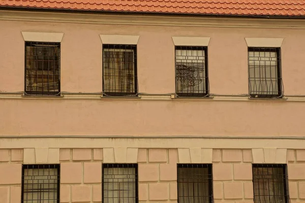 Textura Una Fila Ventanas Viejas Con Barras Hierro Pared Hormigón — Foto de Stock