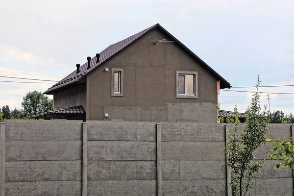 灰色私人住宅 窗户在混凝土围栏后面 与天空相对照 — 图库照片