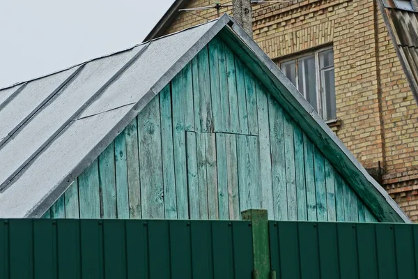 Ein Blauer Holzdachboden Unter Einem Grauen Metalldach Hinter Einem Eisernen — Stockfoto