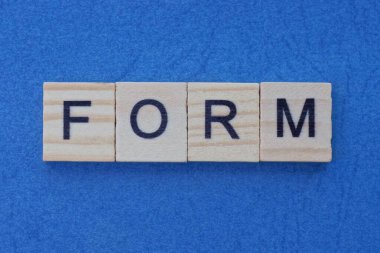 Kısa gri bir kelimeden gelen metin mavi bir kağıt masanın üzerinde duran kare ahşap bir harf formu.