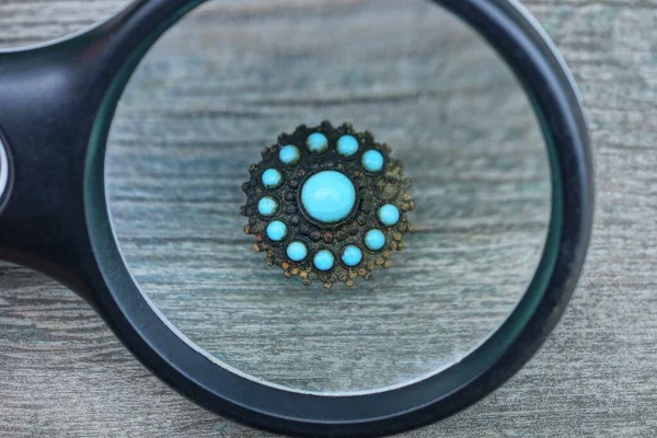 Czarny Lupa Powiększa Okrągły Stary Broszka Biżuteria Niebieskim Turkusem Leży — Zdjęcie stockowe