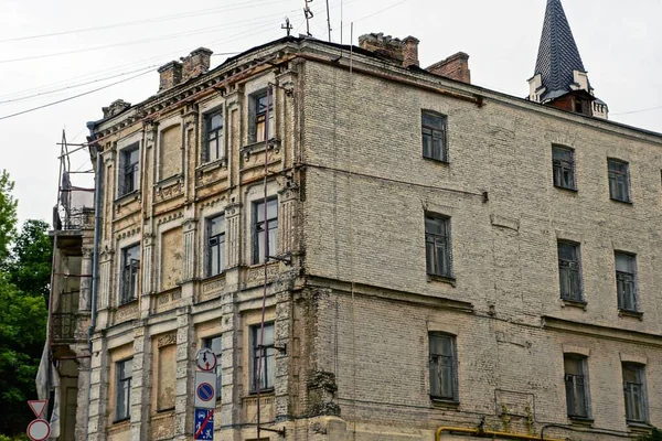 Gevel Van Een Groot Bruin Oud Bakstenen Huis Met Een — Stockfoto