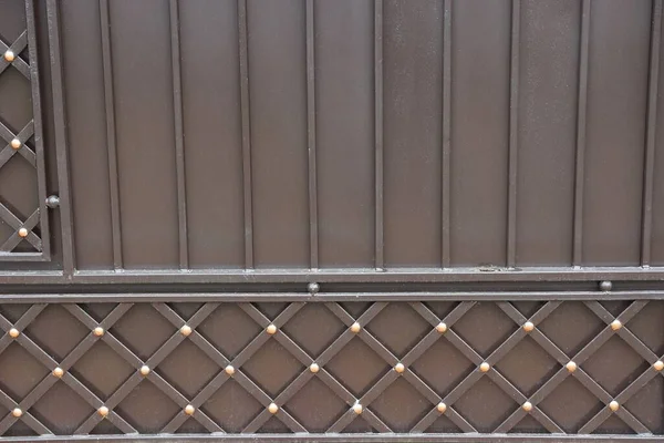 带花纹铁栅栏墙的棕色金属质地 — 图库照片