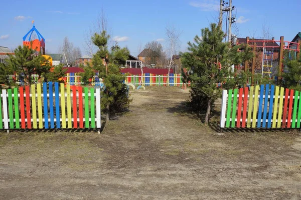 Entrada Parque Infantil Con Pinos Verdes Valla Decorativa Madera Colores —  Fotos de Stock