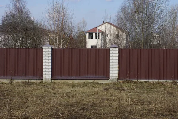 Long Private Fence Wall Made Brown Metal White Bricks Outdoors — Stock Photo, Image