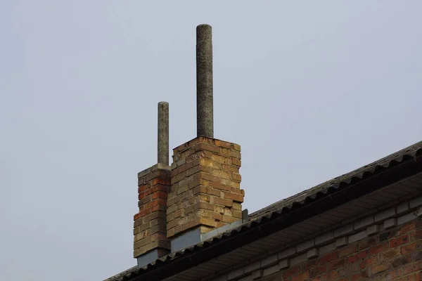 Две Старые Трубы Дымохода Крыше Деревенского Дома Против Серого Неба — стоковое фото