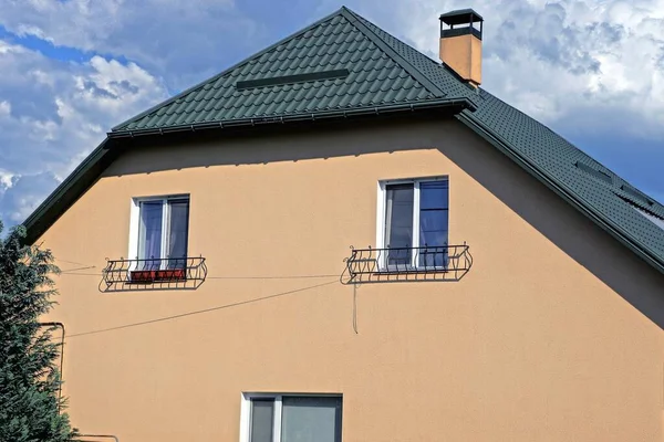 Fassade Eines Braunen Privathauses Mit Fenstern Unter Einem Grünen Ziegeldach — Stockfoto